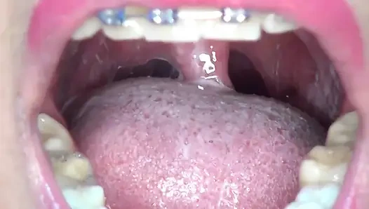 Durmadan büyük badem yutuyor!!