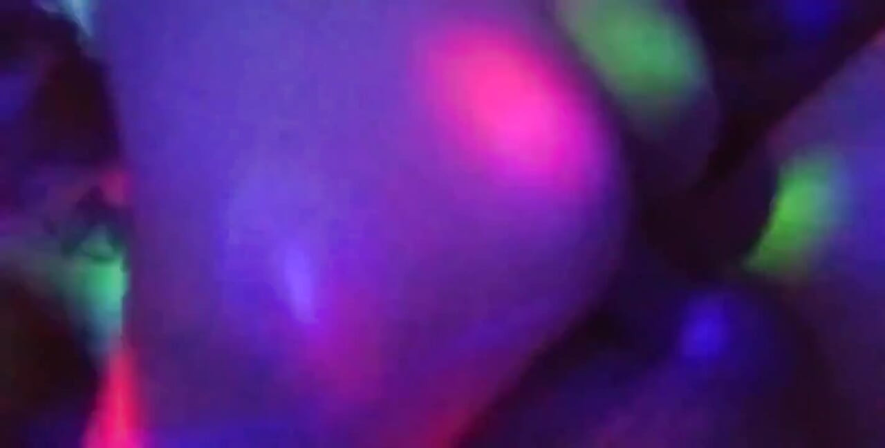 Kongkek berbilang kasar. Saya melekatkan zakar saya dalam pakaian yang tidak setia saya di tengah-tengah mandi lampu...