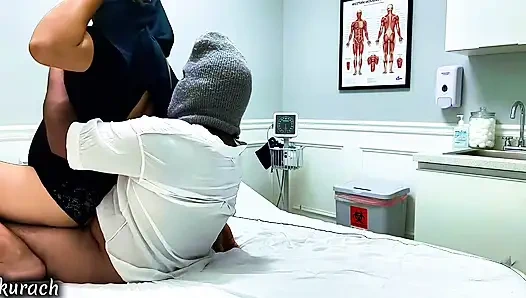 Ateşli hemşire bir hastanın yanına geldi ve onu sikti