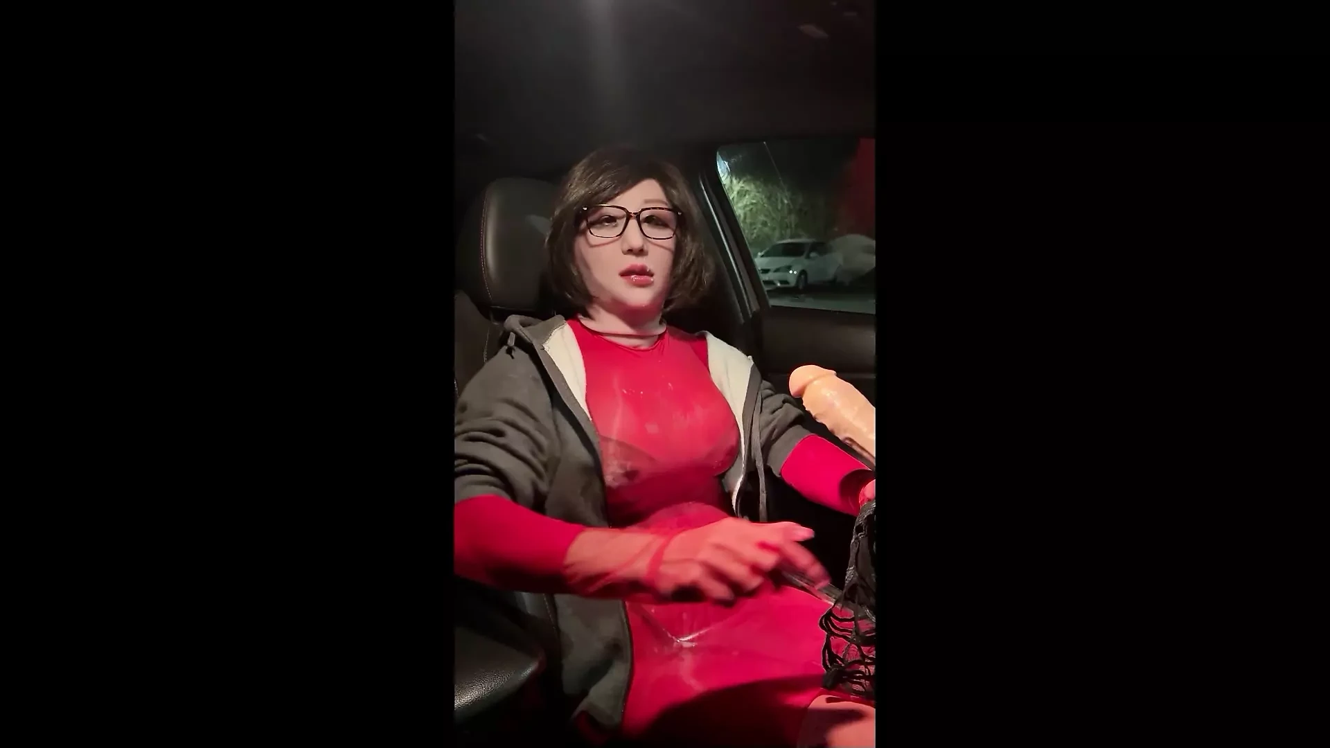 Senhora de vermelho recebe porra e mijo