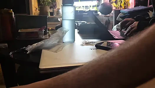 Ich habe meinen schwanz rausgenommen und wurde von einem mädchen mit brille geholfen
