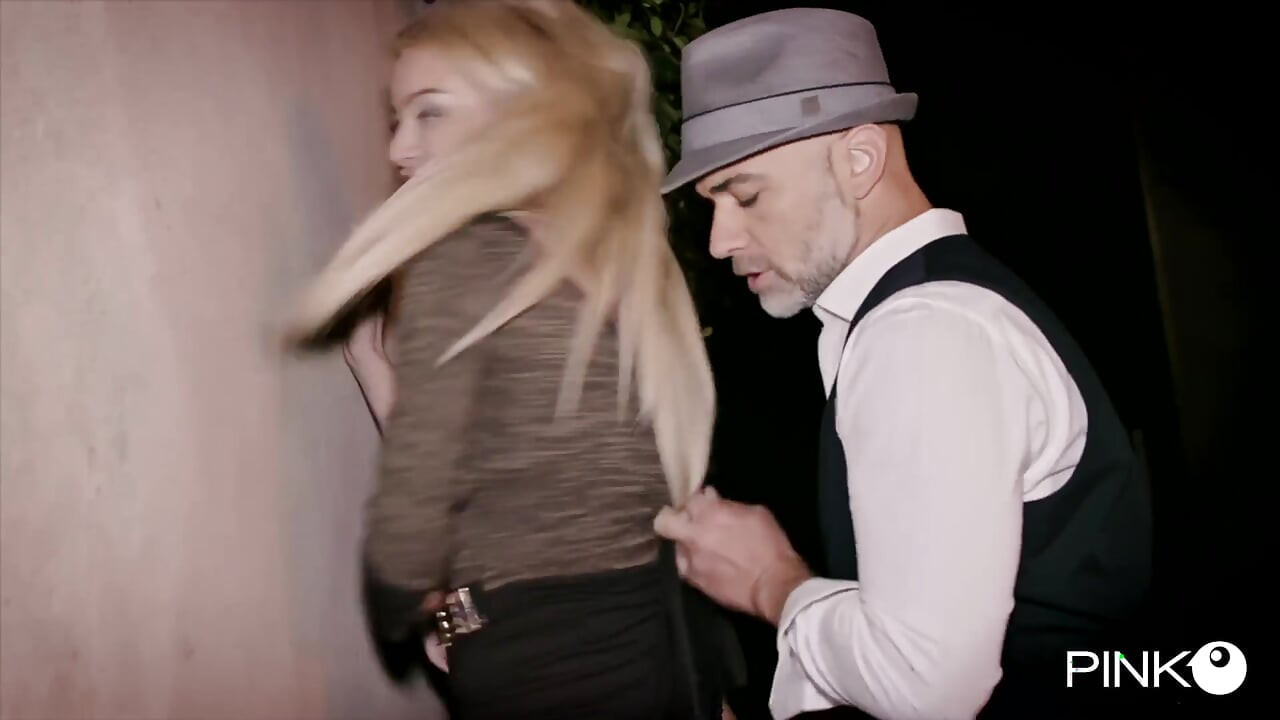 Die wunderschöne und sexy blonde cherry Kiss liebt es in den arsch