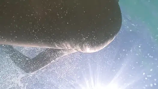 Mainin memeknya pakai butt plug di bawah air