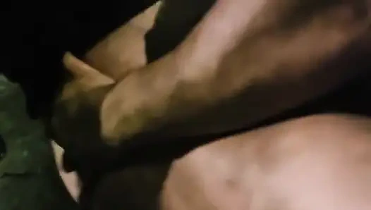 Saya menemukan seorang pria di alun-alun umum, meniduri saya di depan cuckold