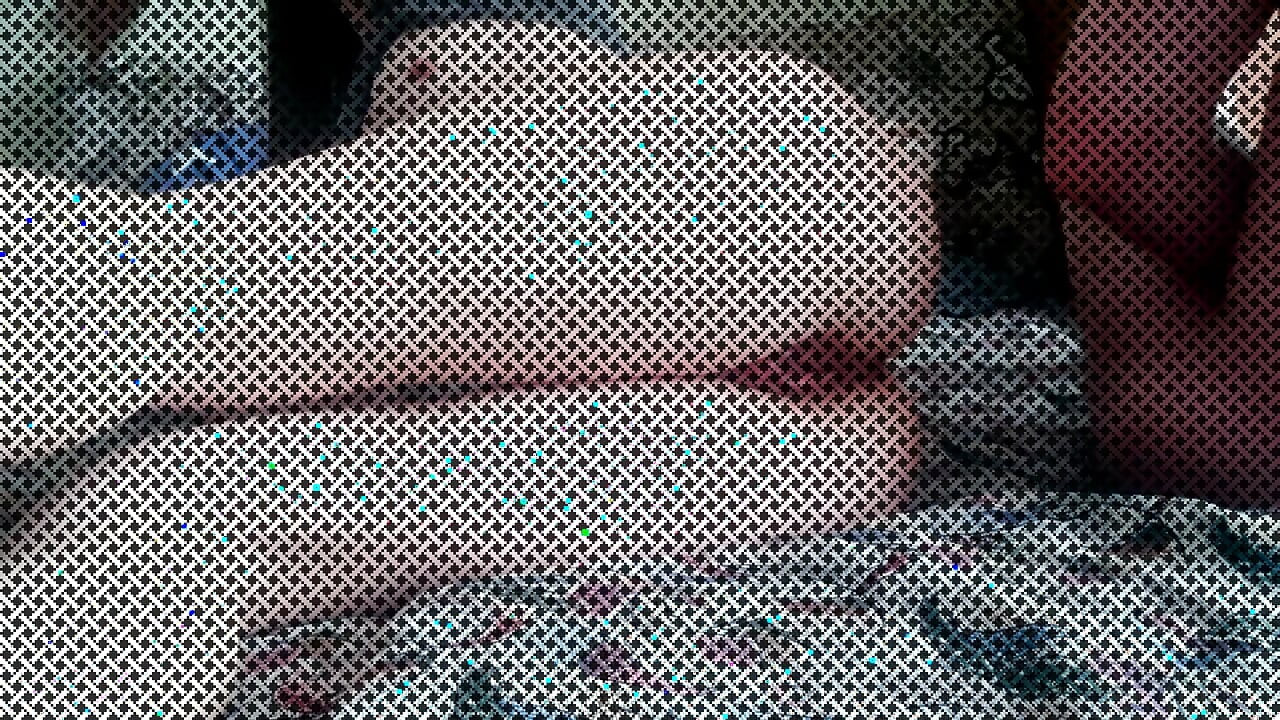 Fisting doux pour une chatte mouillée, une fille au-dessus et baise brutale d’une beauté excitée