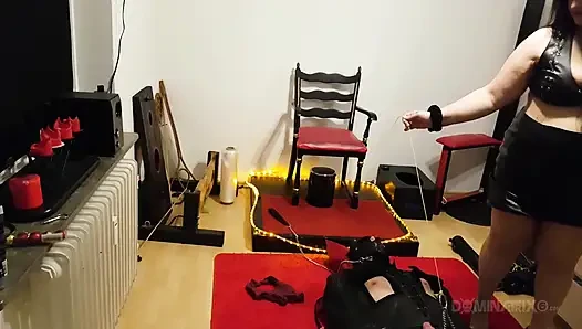 Tombul esmer dominatrix fetiş zindanında bağlı köleyi komuta ediyor