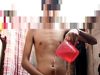 Indische Desi jongen die een bad neemt en masturbeert met zijn vriendin Muskan