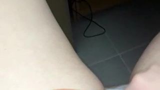 Uma garota se masturbando no trabalho