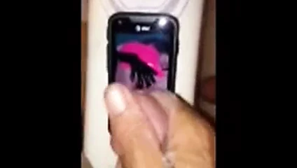 Karısını okşayan başka bir yabancı.