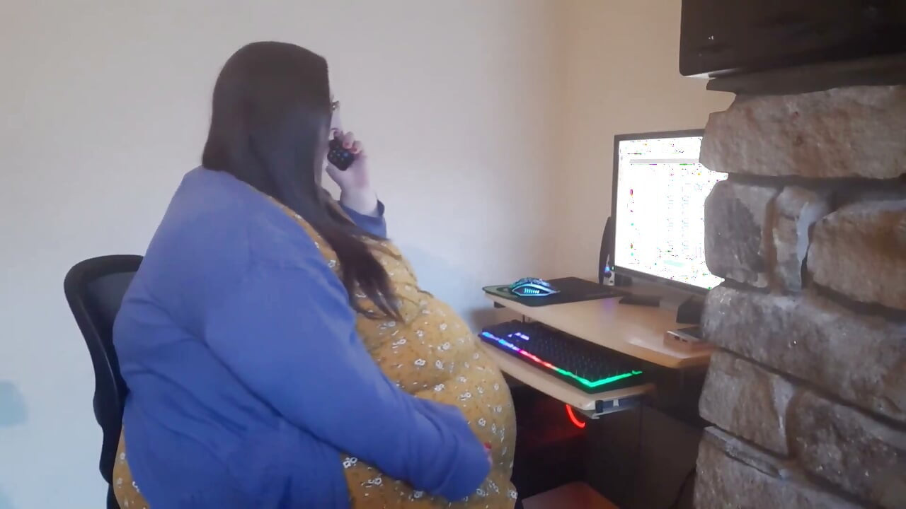 Secretaria de grandota humillada en el trabajo por el jefe - fantasía