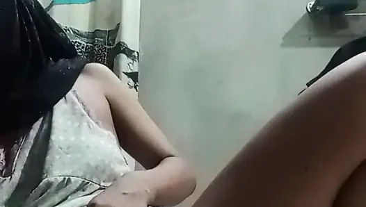 Симпатичная девушка дези показывает свои сиськи, трахает пальцами мою тугую киску в доме моего сводного брата
