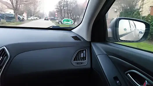 Reife frau in nylonstrümpfen neckt taxifahrer morgens auf dem weg zum büro