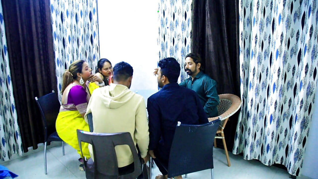 OFIS SAHIBI VE ÇALıŞANLARı GRUP PARTISI DÜZENLEDI VE IKI KıZ DA HAZıR BULUNDU