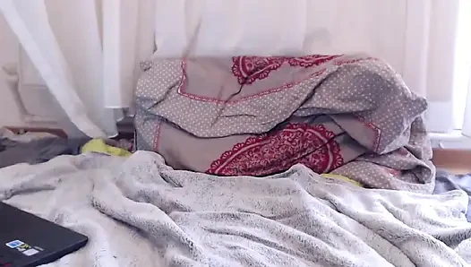 Сиськи играют с трахом киски