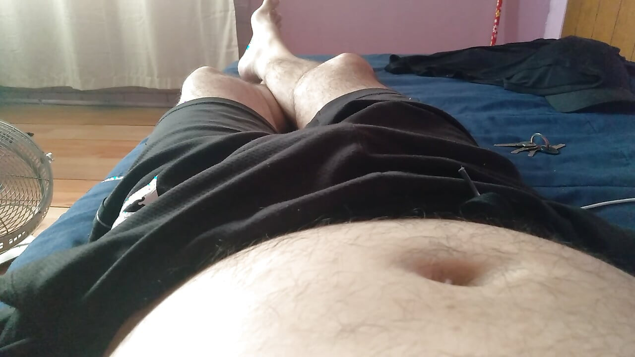 Latino gay masturba seu pau enorme até sentir o máximo prazer