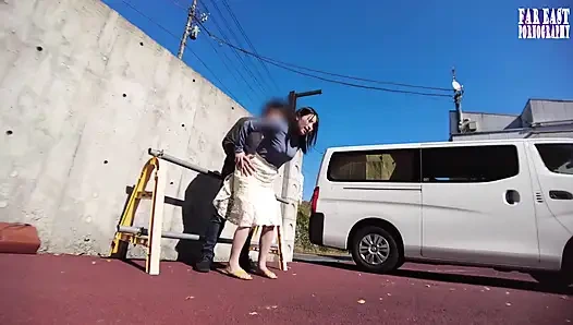 Godaan cewek sange dengan rok mini ini berubah jadi klimaks saat dia lagi tenggelam - 1