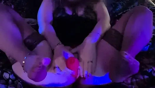 Elara играет со своим вибратором и получает сперму на ее ступни!