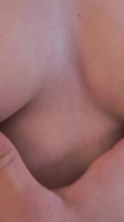 Mon demi-frère touche mon corps et ma chatte étroite à la perfection | Clip 2