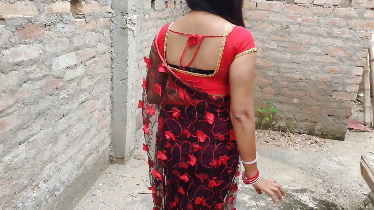 Mainit na Indian bhabhi sa saree na nagse-sex sa labas kasama si Bihari Sonam