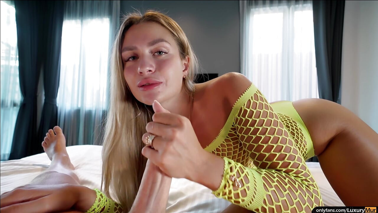 La belle-mère est devenue folle! Elle veut que je la baise jusqu’à ce qu’elle jouisse