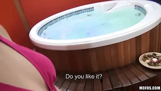 Pickups - si cewek cantik rambut cokelat dengan pantat bahenol lagi asik fingering lubang pantatnya sampai dicrot di dalam di bak mandi sama steve q