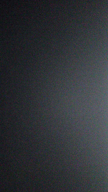 Indijski student u kupaonici hostela u kratkoj suknji