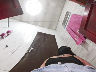 Housewife without underwear seduces plumber while he's fixing the sink