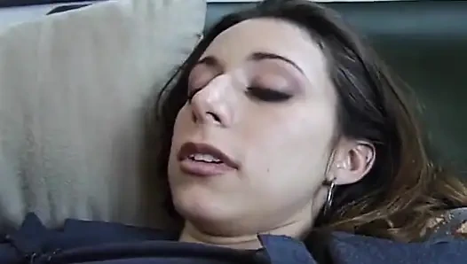 Cewek dengan memek terbalik ini lagi asik nyepong kontol sampai dicrot di dalam