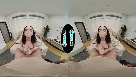 Genç hizmetçi sürtük bütün gün temizledikten sonra yarağa aç