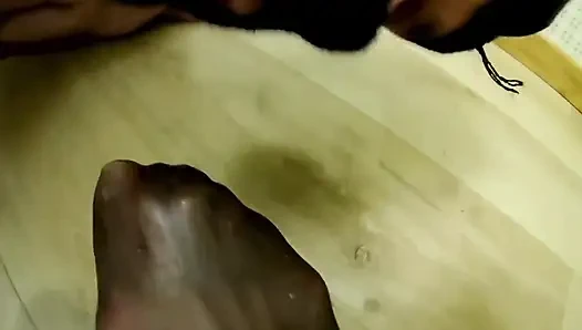 Dua orgasme yang hancur - sekarang jilat kaki nilonku, budak
