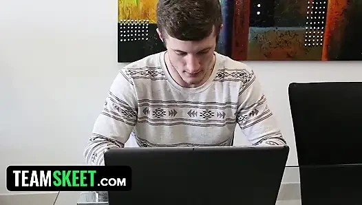 Glückspilz knallt den kleinen babysitter Alex Little mit seinem riesigen schwanz zum masturbieren während der arbeit