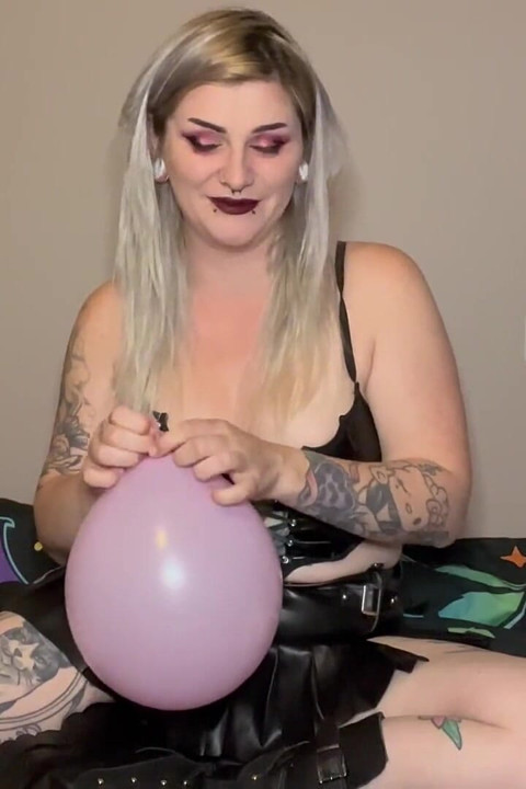哥特女孩给她的生日气球充气