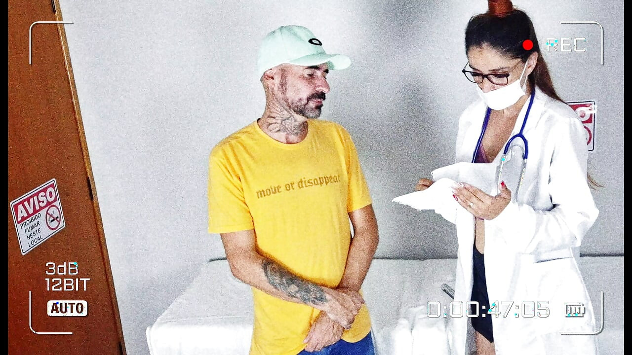 רופא מזיין עובדת במהלך בחינת קבלה