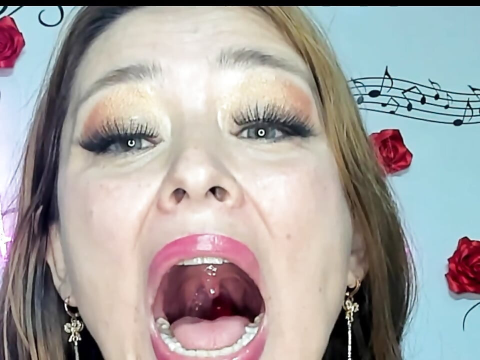 מצלמה בתוכי!! אני בולעת ומוצצת עמוק דינוזאורים גדולים!