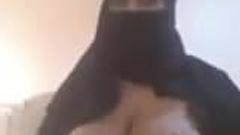 거대한 젖탱이를 보여주는 음란한 이슬람 여성