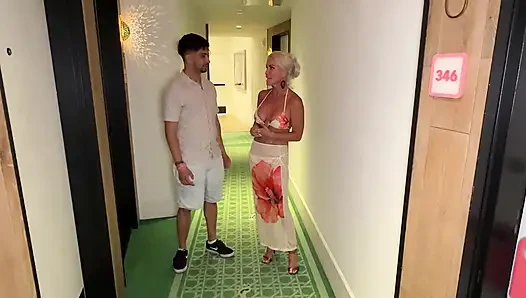 MILF tatiana Steele fickt die freundin ihres stiefsohns santi im Spring break