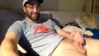 Papi guapo colgado sacudiendo su herramienta en la cam