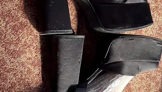 Белые чулки и высокие каблуки на моих ступнях