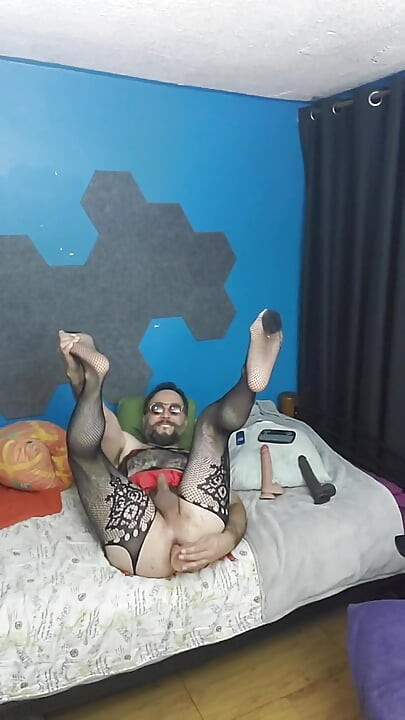 shortie 5'6" bearded dirty little bich posing live