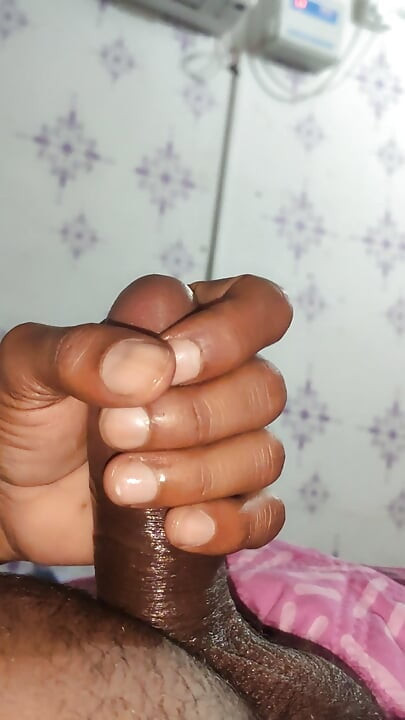 Desi bachelor boy masturbates with his hand and takes out his Beria Indian New Hot Video