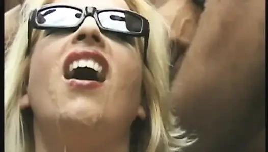 Sarışın bebek ıslak grupta sırılsıklam açık havada dölleniyor