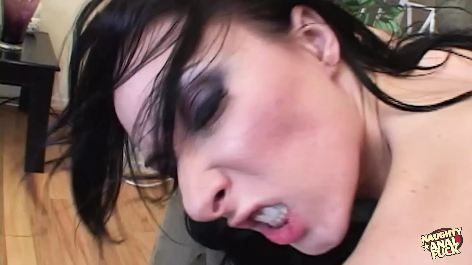 Leche gotea por la cara de esta morena mientras toma dos tratamientos faciales después del anal