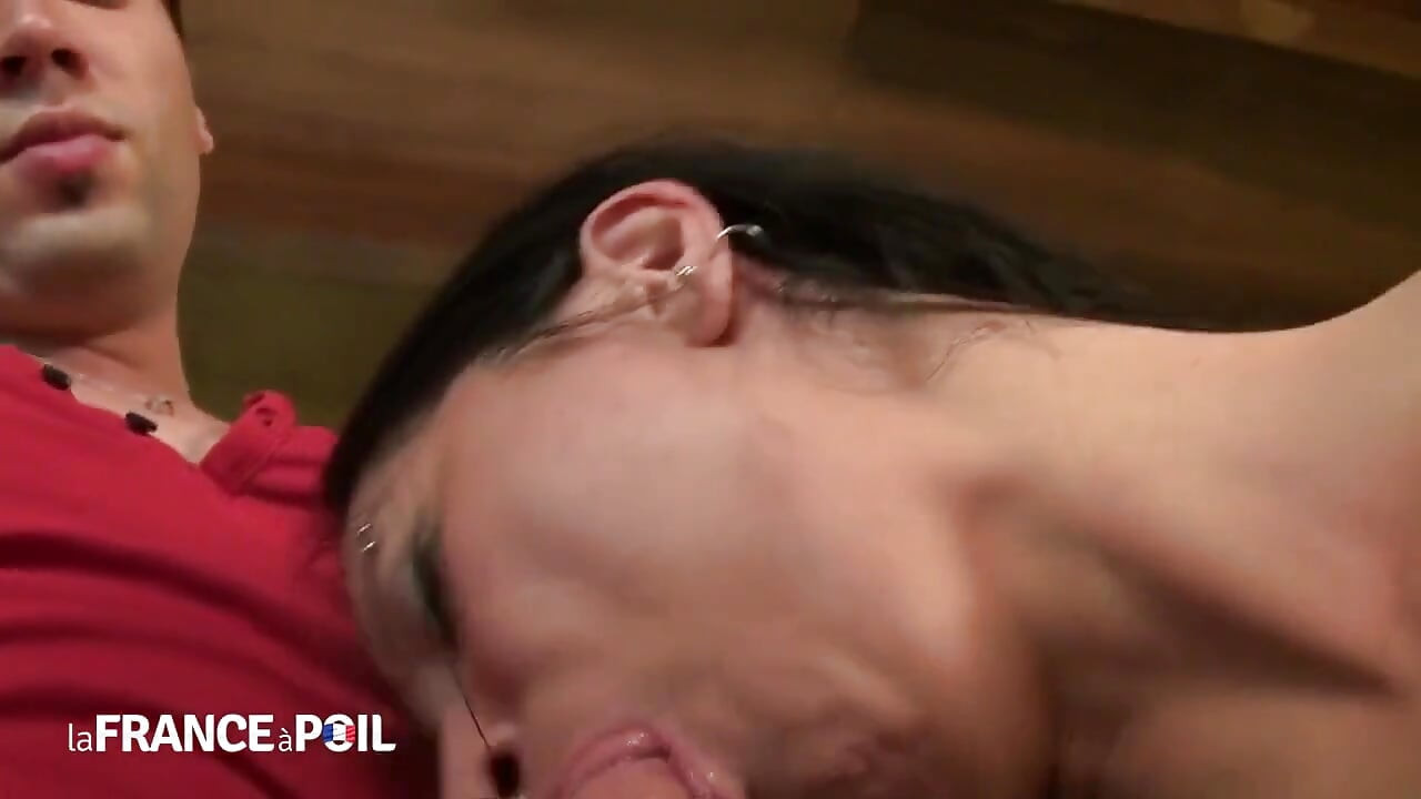 Morena sexy tiene sexo caliente con chico cachondo mientras su marido mira