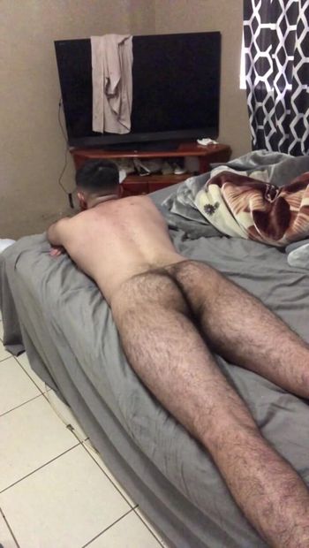 Nagi 19-letni mężczyzna świnia seksowny tyłek pierdzenia w łóżku
