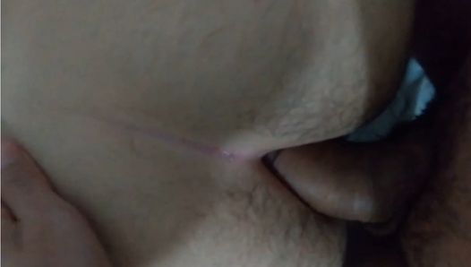 Un jeune mec au gros cul se fait baiser sans capote par une grosse bite non coupée