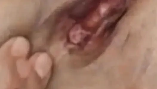 Cewek ini lagi asik muasin memek sempitku sendirian