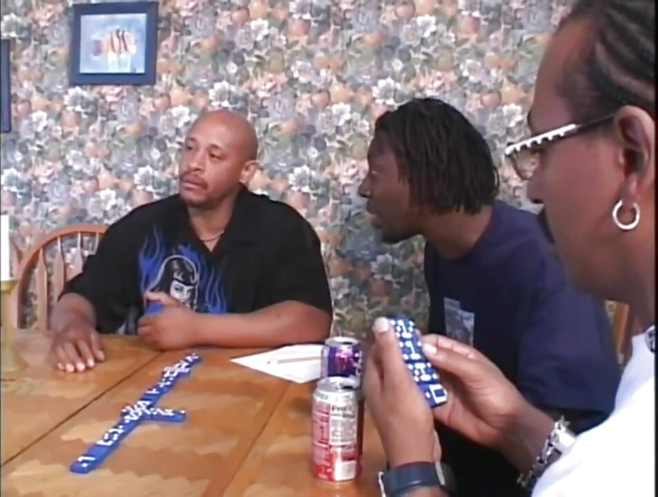 सेक्सी सुनहरे बालों वाली में बड़ा काला लंड ... काली और गोरी गांड चुदाई तीन लोगों की चुदाई