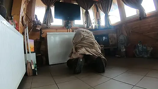 Золотое платье, мех и курение - волосатая киска, глубокий минет и жесткий раком на морозильнике