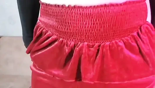 Taytlı sevimli etekli güzel kadın kırmızı ambiyans