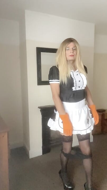 Esta empregada sexy tem porra muito grossa. Você pode lamber a tela
